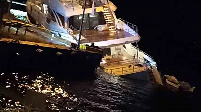 Sinop'ta lüks yat su alarak yan yattı: 6 mürettebat kurtarıldı
