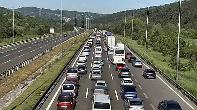 Tatilcilerin dönüşü sürüyor: Bolu geçişinde uzun araç kuyrukları