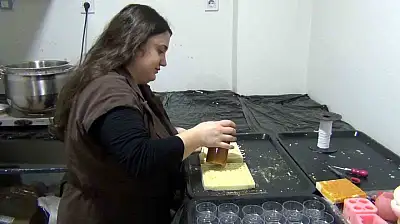 Yaşadığı şehrin simgelerini muma dönüştürüyor