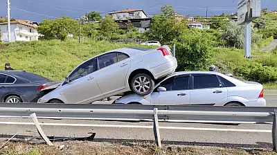 Zincirleme Kazada Araç Diğer Aracın Üzerine Çıktı