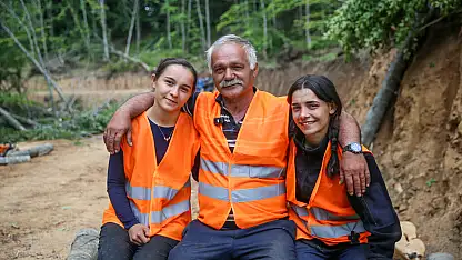 İki Kız Kardeş Babalarıyla Ormanda Zorlu İşleri Başarıyla Yapıyor