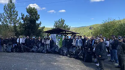 Üniversite Öğrencileri Tescilli Gölette Temizlik Yaptı