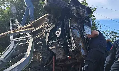 Elektrik direğine çarpan hafif ticari araç devrildi: 2 yaralı