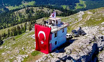 Kampoff, Gözetleme Kulesine Şanlı Türk Bayrağımızı Astı