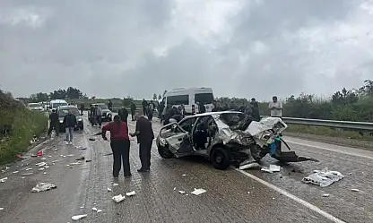 Eflani karayolunda otomobil ile servis otobüsü çarpıştı: 6 yaralı