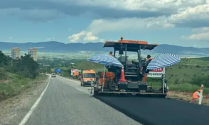 Tosya Yolunda Sıcak Asfalt Çalışmaları Başladı: Ulaşım Tek Şeritten Sağlanıyor