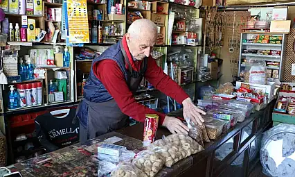 62 yıllık dostunun hatırasını bakkalında yaşatıyor