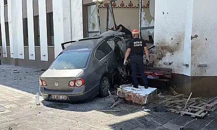 84 metre savrulan otomobil caminin imam odasına daldı