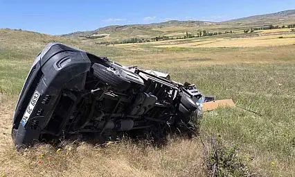 Çorum'da kamyonet devrildi: 2 yaralı