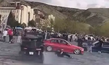Fuarda Otomobil İle Drift Atan Sürücü Görevliye Çarptı