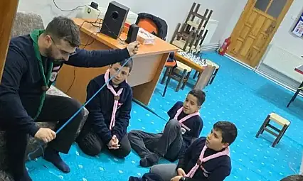Genç izciler sabah namazında buluştu, camadan düğümü eğitimi aldı