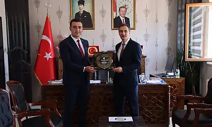 Kaymakam Çakır'dan Müftü Özkan'a Plaket