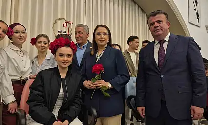 Sepet şeklinde tasarlanan insan saçında çikolata ikramı