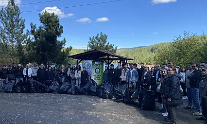 Üniversite Öğrencileri Tescilli Gölette Temizlik Yaptı