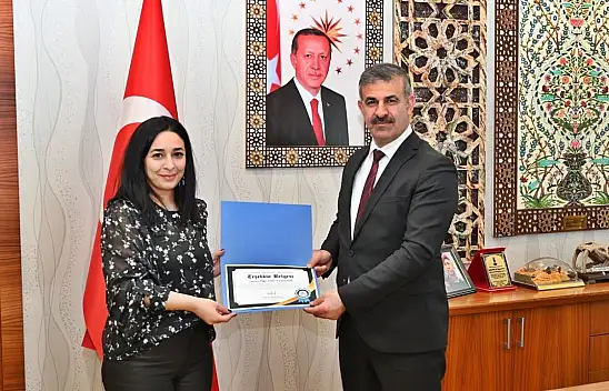 Rektör Çiftçi, Ödüllü Film Ekibine Teşekkür Belgesi Verdi