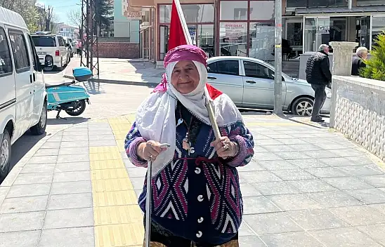 75 Yaşındaki Satı Teyzenin Bayrak Sevgisi