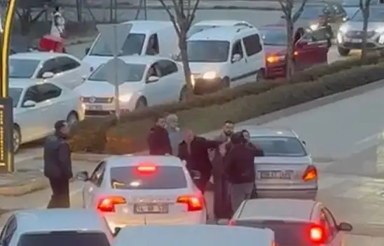 Trafikte Yumruklar Havada Uçuştu