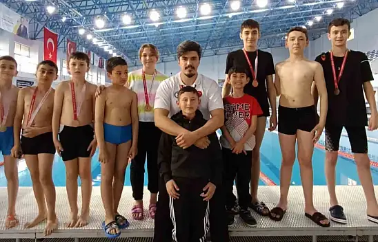 Alacalı Genç Yüzücüler Madalyaları Topladı