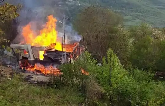 Alevler Evi Kül Etti