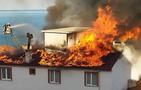 Apartmanın Çatısı Alevlere Teslim Oldu