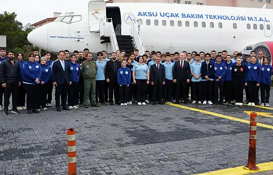 Bahçesinde Boeing 737 Eğitim Uçağı Ve F-4 Phantom İle Geleceğin Havacılarını Yetiştiren Lise