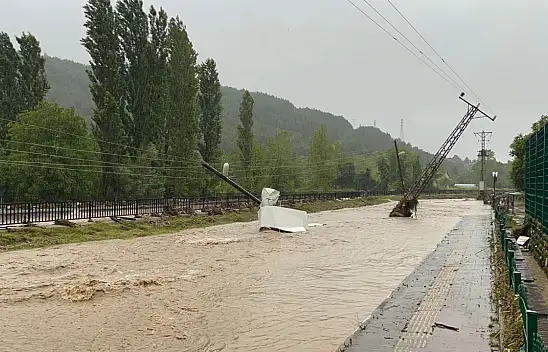 Bartın'da ev ve iş yerleri su altında kaldı