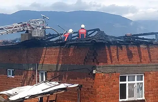 Boyabat'ta Evin Çatısında Çıkan Yangın Söndürüldü