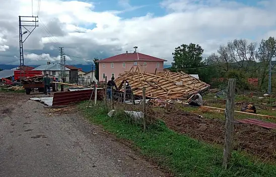 Çatı Uçtu!