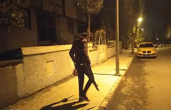 Çocuklara silah satan şahsın evine baskın!