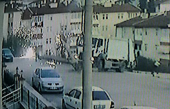 Çöp Kamyonu Elektrik Direğine Çarptı, İşçiler Faciadan Son Anda Kurtuldu