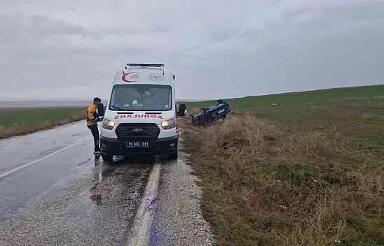 Çorum'da Kayganlaşan Yolda Otomobil Şarampole Devrildi: 1 Yaralı