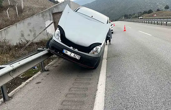 Bariyerde Asılı Kaldı