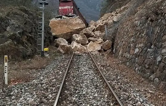 Düşen Kayalar Yük Trenini Raydan Çıkardı