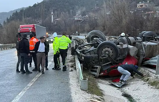 Devrilen Tırın Altında Kalan Sürücü Hayatını Kaybetti