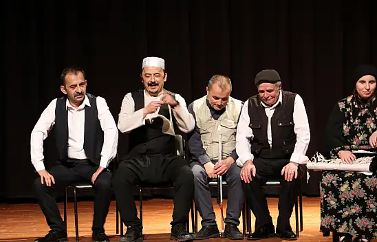 Ekip Moni Sahnede Engelleri Aşıyor