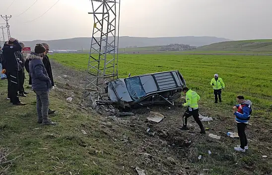 Elektrik Direğine Çarptı: 5 Yaralı