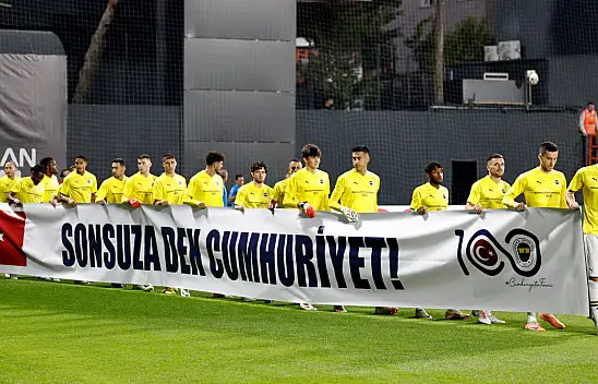 Fenerbahçe 'Sonsuza Dek Cumhuriyet' pankartıyla çıktı