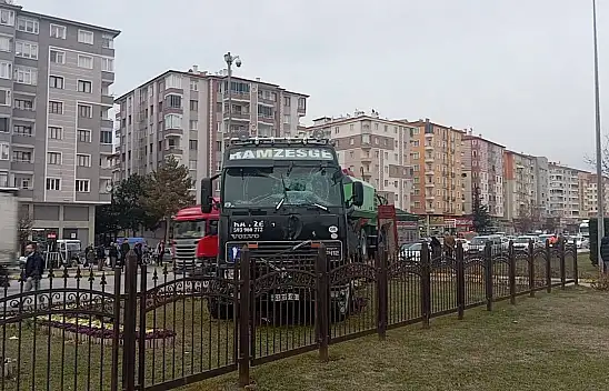 Tır Refüje Daldı