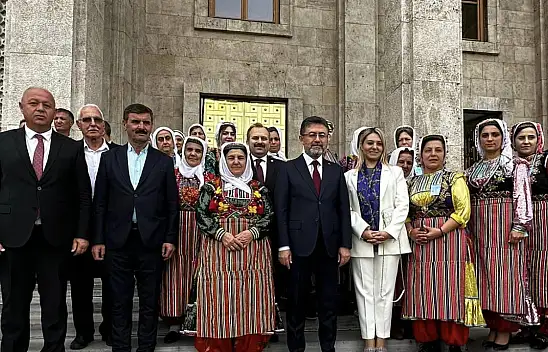 Geleneksel kıyafetleri Meclis'te tanıttılar