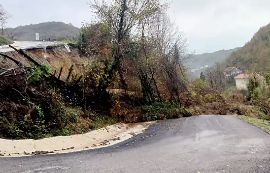 Heyelan Yolu Ulaşıma Kapattı