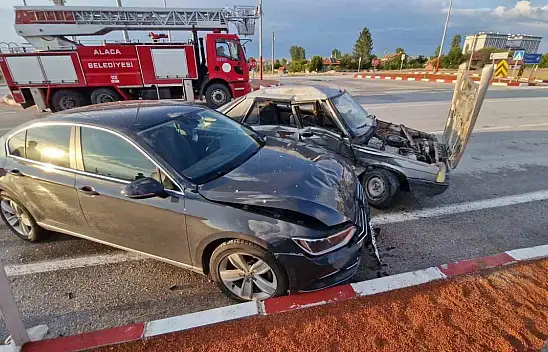 İki Otomobil Çarpıştı: 2 Yaralı