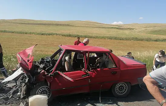 İki otomobilin çarpıştığı kazada 1 kişi öldü, 2 kişi yaralandı
