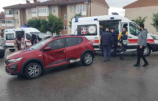 İki Otomobilin Çarpıştığı Kazada 3 Kişi Yaralandı
