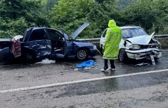 İki Otomobilin Çarpıştığı Kazada 3 Kişi Yaralandı