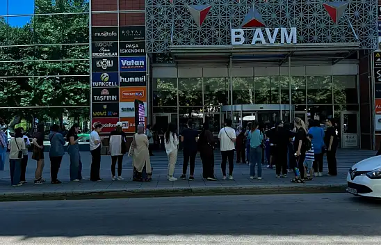 İndirim Haberini Duyan Mağazaya Akın Etti!