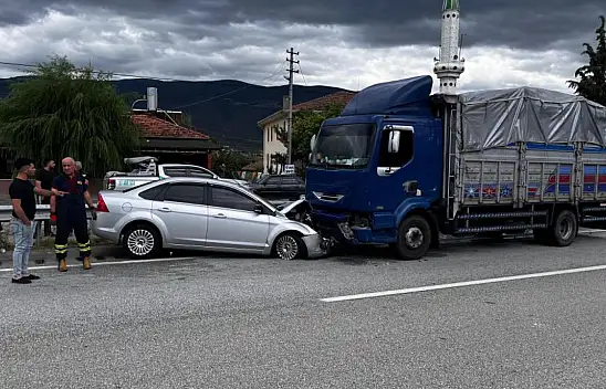 Kamyon ile Otomobil Çarpıştı: 3 Yaralı