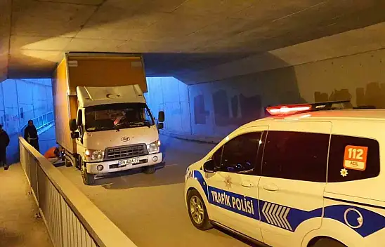 Kamyonet Alt Geçide Sıkıştı