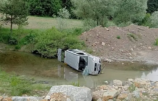 Kamyonet Çaya Uçtu