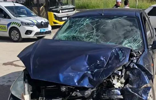 Karabük'te İki Otomobil Çarpıştı: 3 Yaralı