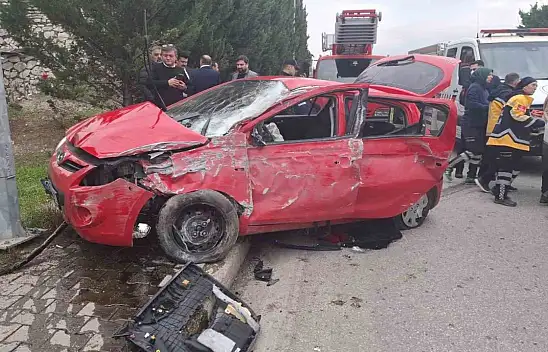 Karabük'te Otomobil Direğe Çarptı: 1'i Ağır 3 Yaralı
